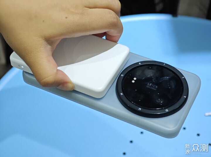 豹来电磁吸充电宝手机壳：告别电量焦虑，体验隐形充电的便捷与快乐